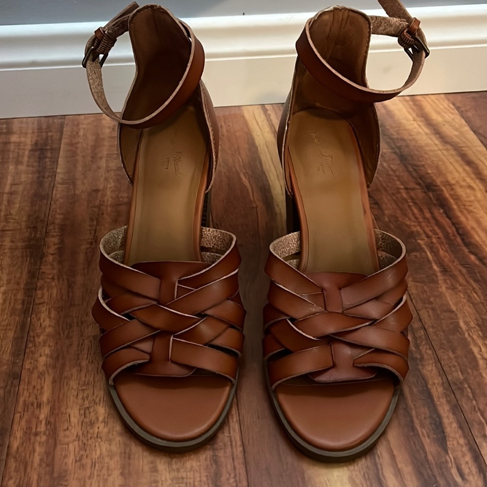 Vintage Thread size 8 leather sandal heels